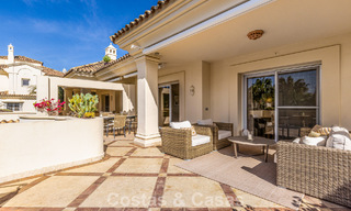 Ático de lujo en venta en un precioso complejo en primera línea de golf en Nueva Andalucía, Marbella 796988 