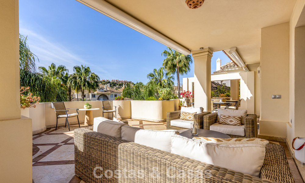 Ático de lujo en venta en un precioso complejo en primera línea de golf en Nueva Andalucía, Marbella 796991