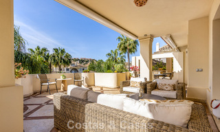 Ático de lujo en venta en un precioso complejo en primera línea de golf en Nueva Andalucía, Marbella 796991 