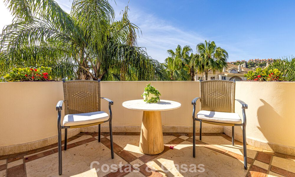 Ático de lujo en venta en un precioso complejo en primera línea de golf en Nueva Andalucía, Marbella 796992