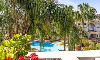 Ático de lujo en venta en un precioso complejo en primera línea de golf en Nueva Andalucía, Marbella 796993 