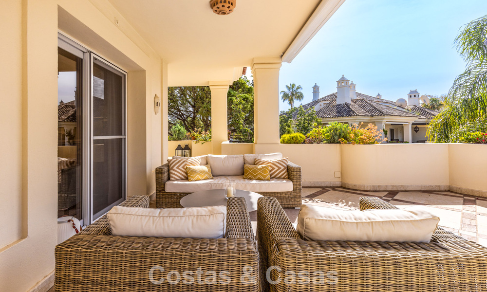 Ático de lujo en venta en un precioso complejo en primera línea de golf en Nueva Andalucía, Marbella 796994