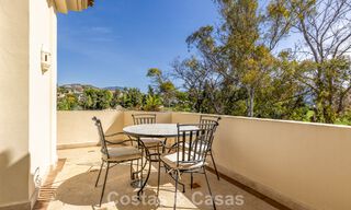 Ático de lujo en venta en un precioso complejo en primera línea de golf en Nueva Andalucía, Marbella 797000 
