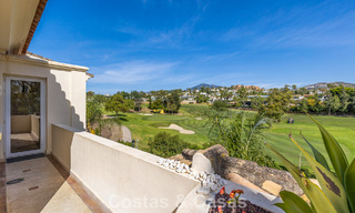 Ático de lujo en venta en un precioso complejo en primera línea de golf en Nueva Andalucía, Marbella 797001 