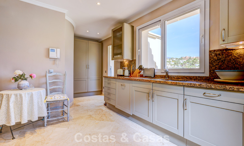 Ático de lujo en venta en un precioso complejo en primera línea de golf en Nueva Andalucía, Marbella 797006