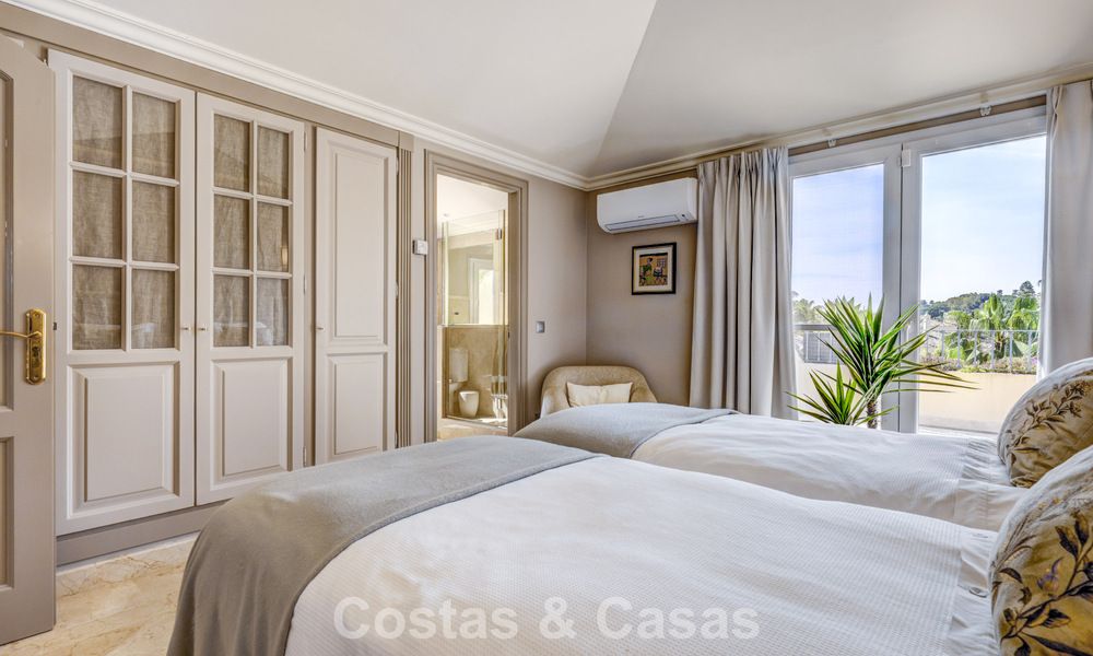 Ático de lujo en venta en un precioso complejo en primera línea de golf en Nueva Andalucía, Marbella 797012