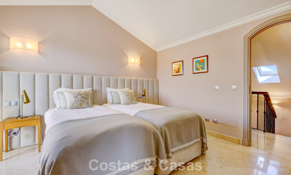 Ático de lujo en venta en un precioso complejo en primera línea de golf en Nueva Andalucía, Marbella 797015