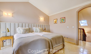Ático de lujo en venta en un precioso complejo en primera línea de golf en Nueva Andalucía, Marbella 797015 