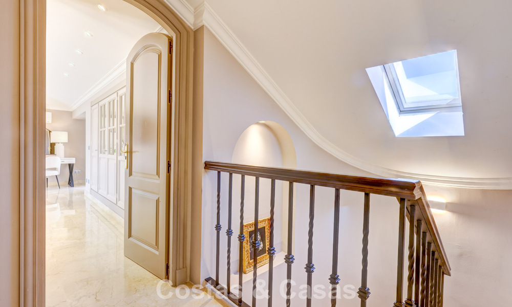 Ático de lujo en venta en un precioso complejo en primera línea de golf en Nueva Andalucía, Marbella 797016