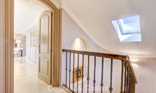 Ático de lujo en venta en un precioso complejo en primera línea de golf en Nueva Andalucía, Marbella 797016 