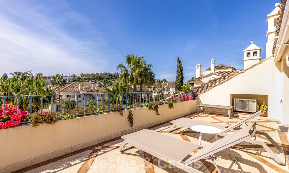 Ático de lujo en venta en un precioso complejo en primera línea de golf en Nueva Andalucía, Marbella 797017
