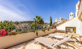 Ático de lujo en venta en un precioso complejo en primera línea de golf en Nueva Andalucía, Marbella 797017 