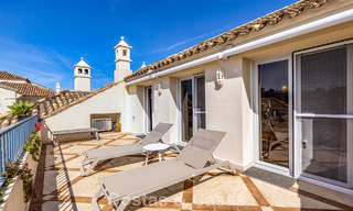 Ático de lujo en venta en un precioso complejo en primera línea de golf en Nueva Andalucía, Marbella 797018 