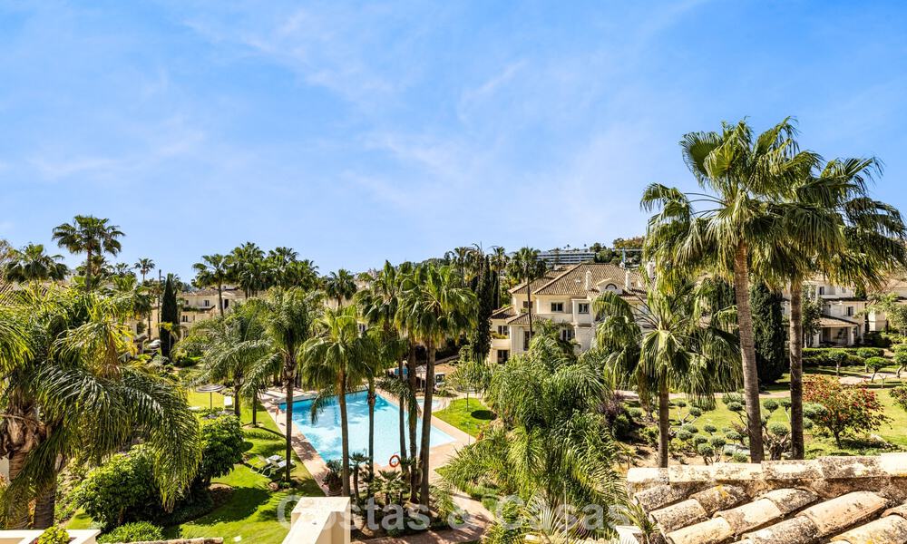 Ático de lujo en venta en un precioso complejo en primera línea de golf en Nueva Andalucía, Marbella 797019