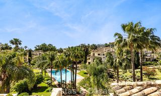 Ático de lujo en venta en un precioso complejo en primera línea de golf en Nueva Andalucía, Marbella 797019 