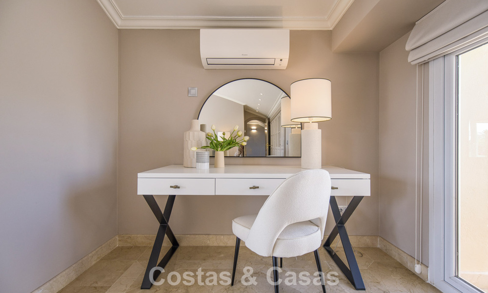 Ático de lujo en venta en un precioso complejo en primera línea de golf en Nueva Andalucía, Marbella 797020
