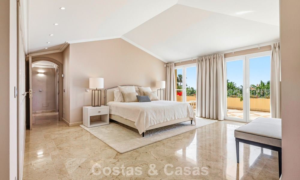 Ático de lujo en venta en un precioso complejo en primera línea de golf en Nueva Andalucía, Marbella 797021