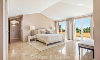 Ático de lujo en venta en un precioso complejo en primera línea de golf en Nueva Andalucía, Marbella 797021 