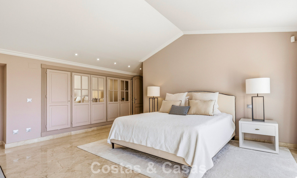 Ático de lujo en venta en un precioso complejo en primera línea de golf en Nueva Andalucía, Marbella 797023