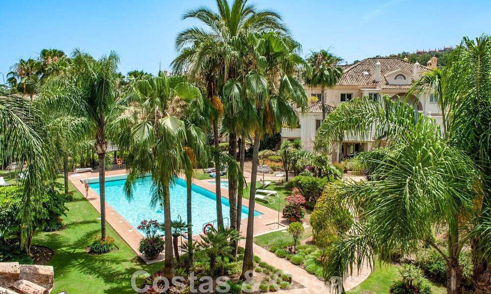 Ático de lujo en venta en un precioso complejo en primera línea de golf en Nueva Andalucía, Marbella 797026
