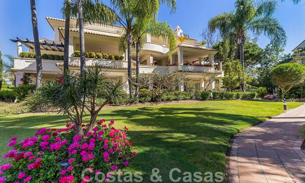 Ático de lujo en venta en un precioso complejo en primera línea de golf en Nueva Andalucía, Marbella 797028