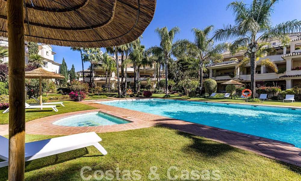 Ático de lujo en venta en un precioso complejo en primera línea de golf en Nueva Andalucía, Marbella 797030