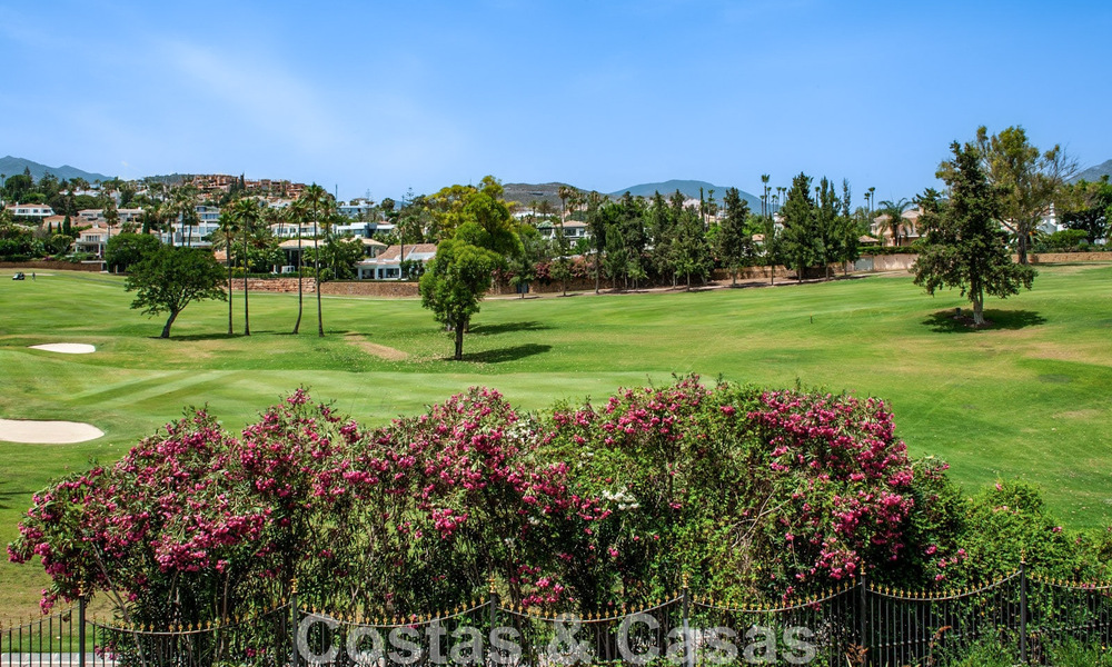 Ático de lujo en venta en un precioso complejo en primera línea de golf en Nueva Andalucía, Marbella 797031