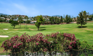 Ático de lujo en venta en un precioso complejo en primera línea de golf en Nueva Andalucía, Marbella 797031 