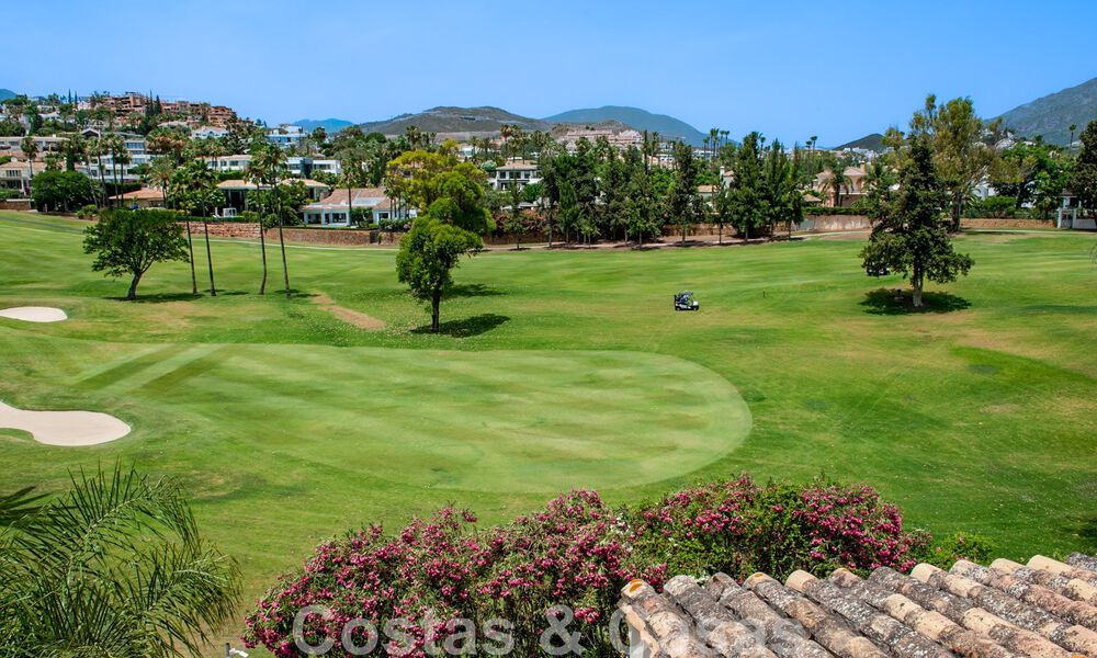 Ático de lujo en venta en un precioso complejo en primera línea de golf en Nueva Andalucía, Marbella 797032