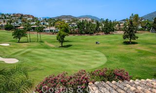 Ático de lujo en venta en un precioso complejo en primera línea de golf en Nueva Andalucía, Marbella 797032 