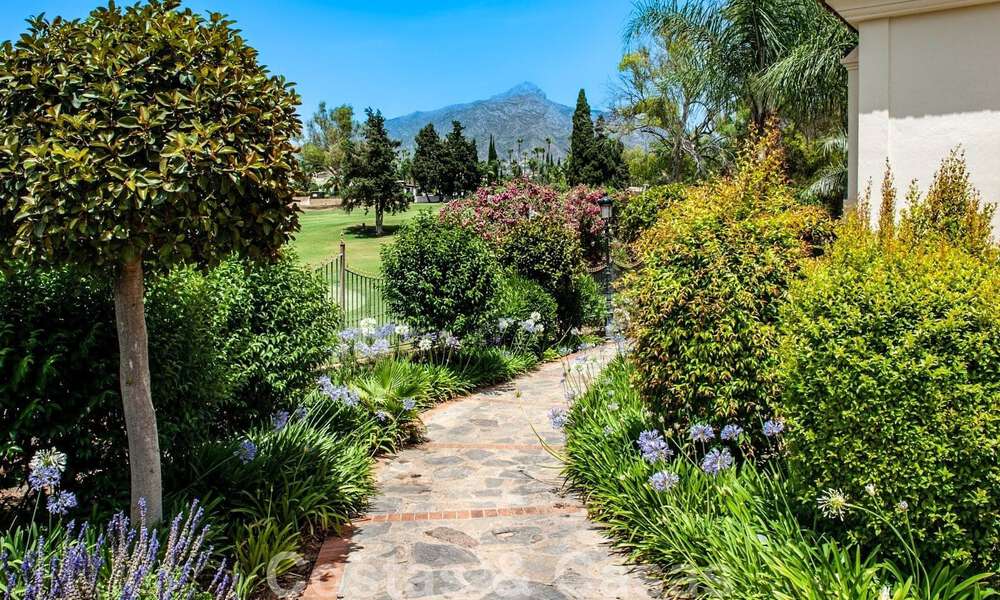Ático de lujo en venta en un precioso complejo en primera línea de golf en Nueva Andalucía, Marbella 797033