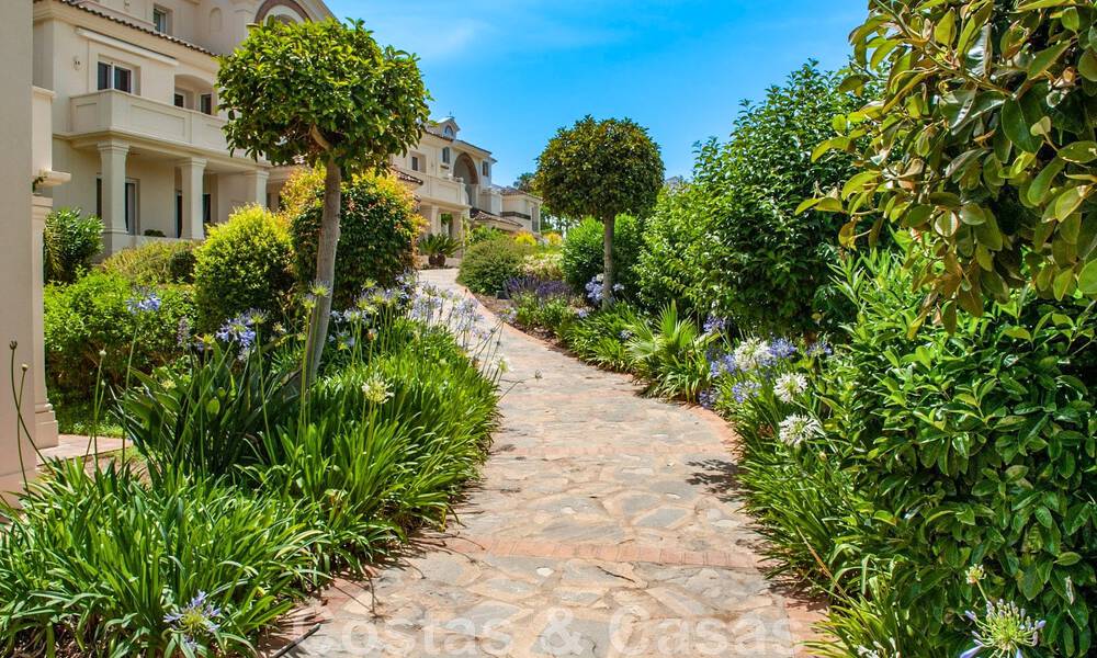 Ático de lujo en venta en un precioso complejo en primera línea de golf en Nueva Andalucía, Marbella 797034