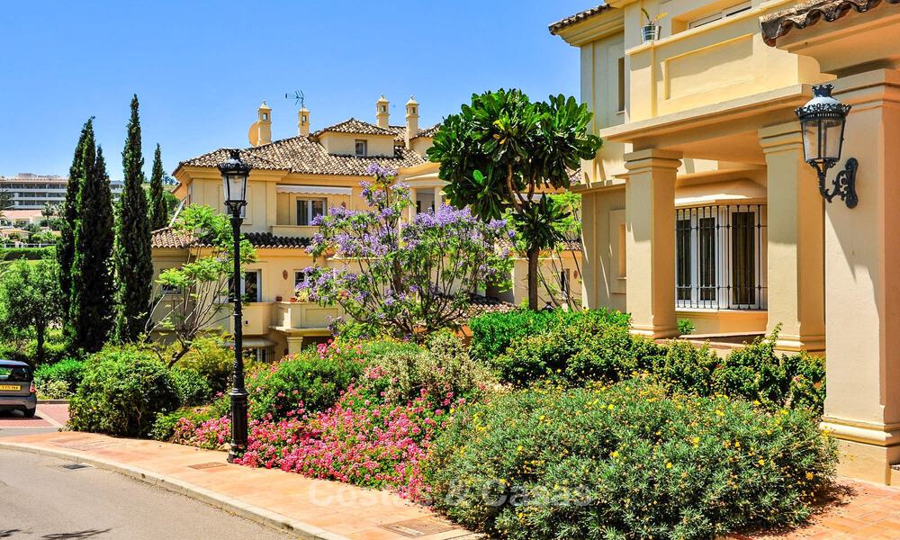 Ático de lujo en venta en un precioso complejo en primera línea de golf en Nueva Andalucía, Marbella 797035