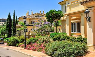 Ático de lujo en venta en un precioso complejo en primera línea de golf en Nueva Andalucía, Marbella 797035 