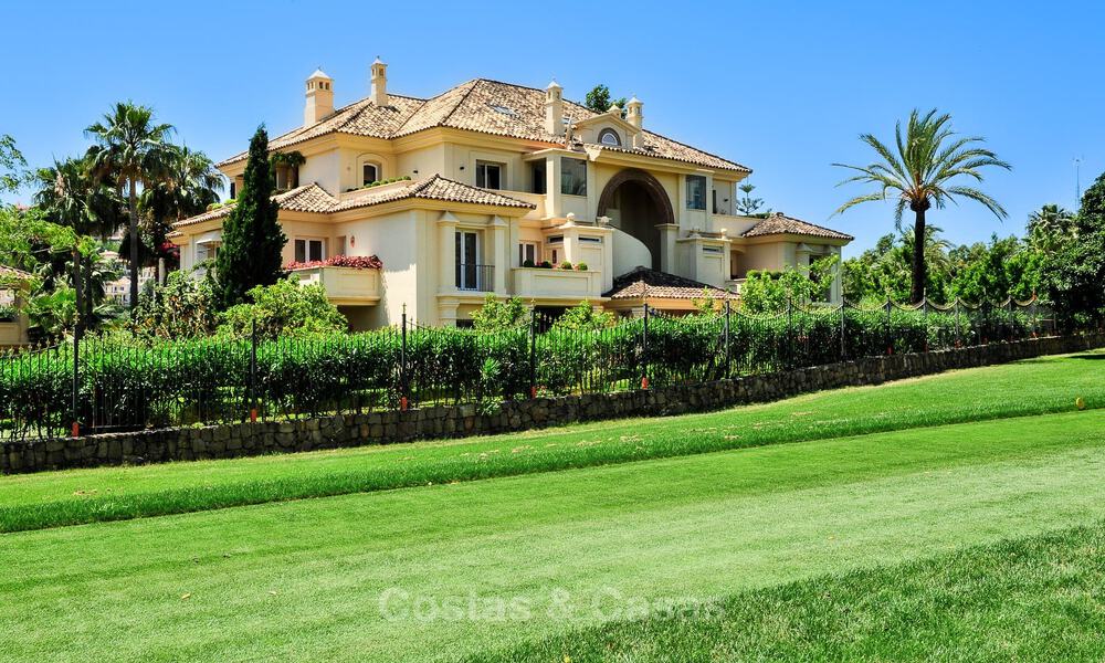 Ático de lujo en venta en un precioso complejo en primera línea de golf en Nueva Andalucía, Marbella 797037