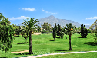 Ático de lujo en venta en un precioso complejo en primera línea de golf en Nueva Andalucía, Marbella 797038 
