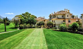 Ático de lujo en venta en un precioso complejo en primera línea de golf en Nueva Andalucía, Marbella 797039 