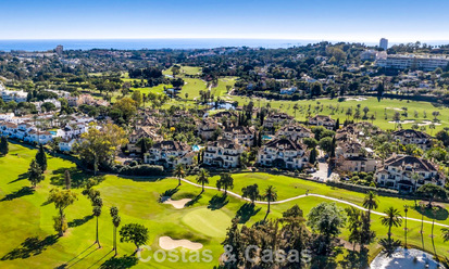 Ático de lujo en venta en un precioso complejo en primera línea de golf en Nueva Andalucía, Marbella 797041