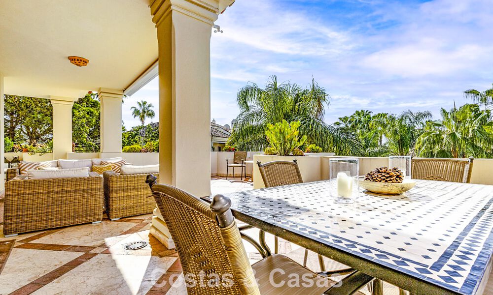 Ático de lujo en venta en un precioso complejo en primera línea de golf en Nueva Andalucía, Marbella 797042