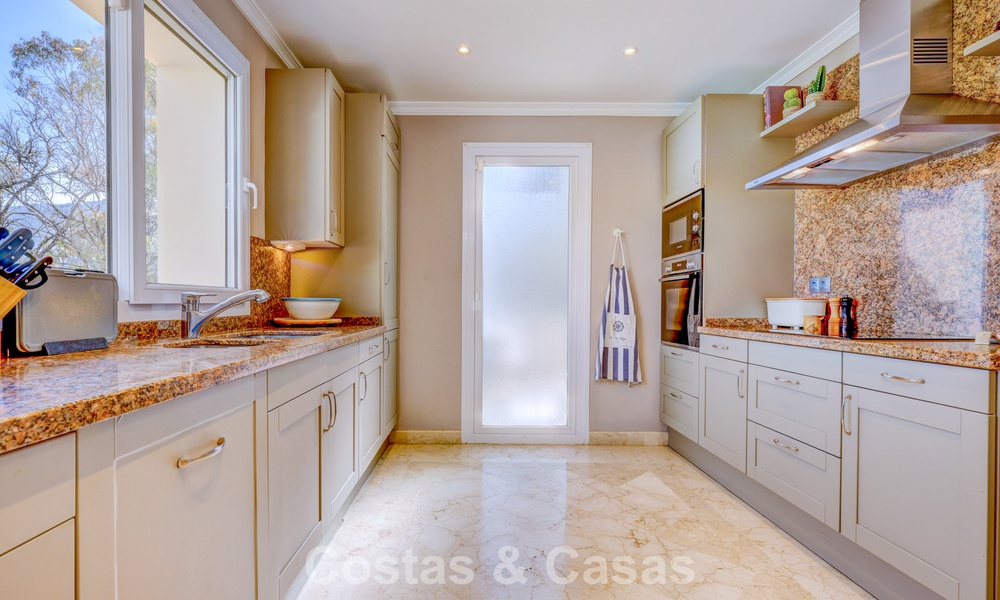 Ático de lujo en venta en un precioso complejo en primera línea de golf en Nueva Andalucía, Marbella 797052