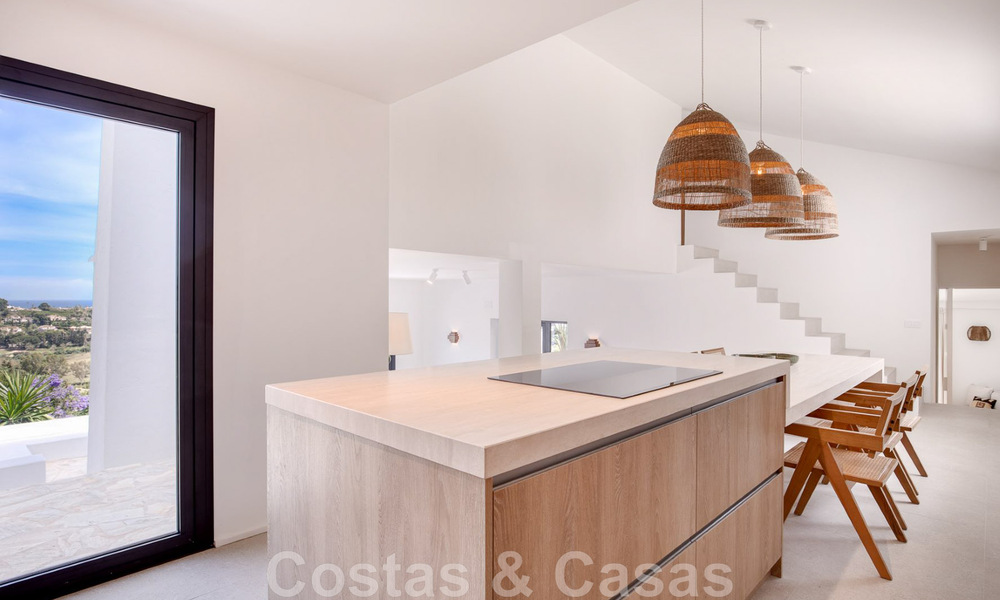 Se vende villa de estilo mediterráneo recientemente renovada, con vistas al mar, en una comunidad elevada y cerrada en Marbella - Benahavis 42884