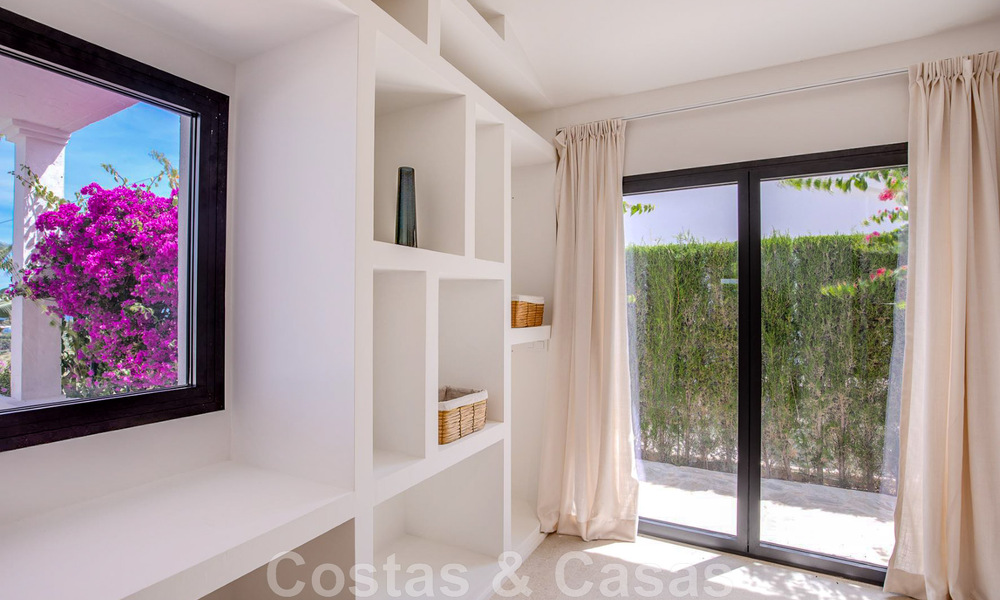 Se vende villa de estilo mediterráneo recientemente renovada, con vistas al mar, en una comunidad elevada y cerrada en Marbella - Benahavis 42886