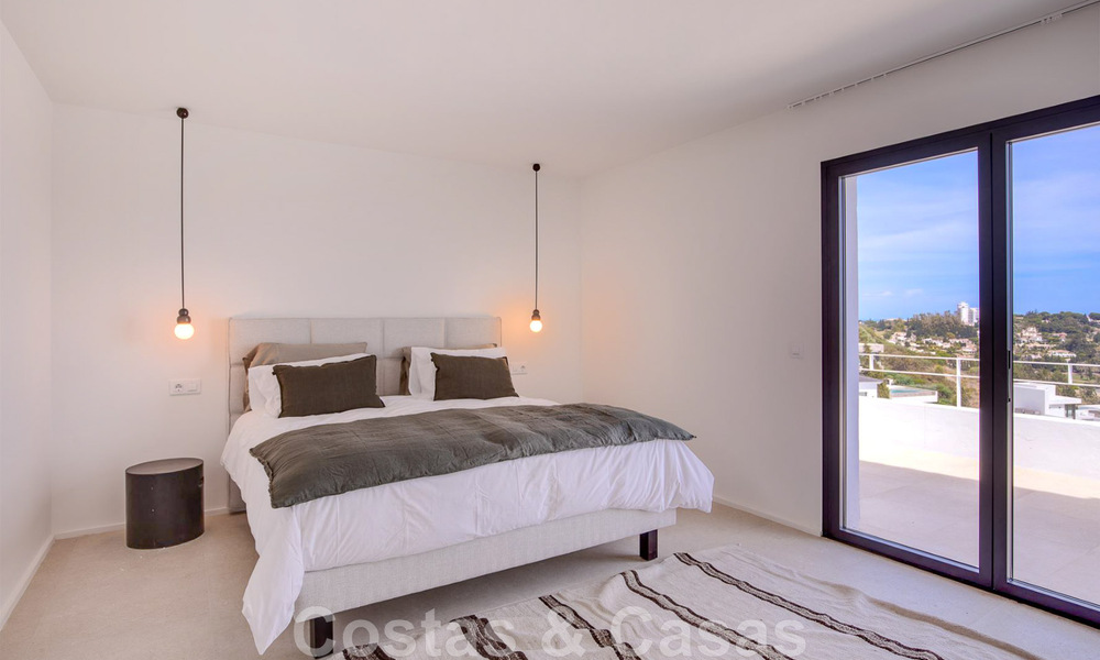 Se vende villa de estilo mediterráneo recientemente renovada, con vistas al mar, en una comunidad elevada y cerrada en Marbella - Benahavis 42887