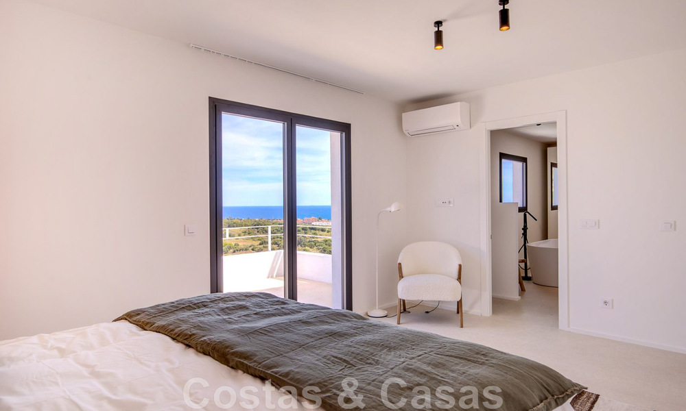 Se vende villa de estilo mediterráneo recientemente renovada, con vistas al mar, en una comunidad elevada y cerrada en Marbella - Benahavis 42889