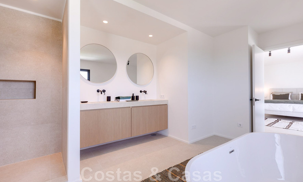 Se vende villa de estilo mediterráneo recientemente renovada, con vistas al mar, en una comunidad elevada y cerrada en Marbella - Benahavis 42890