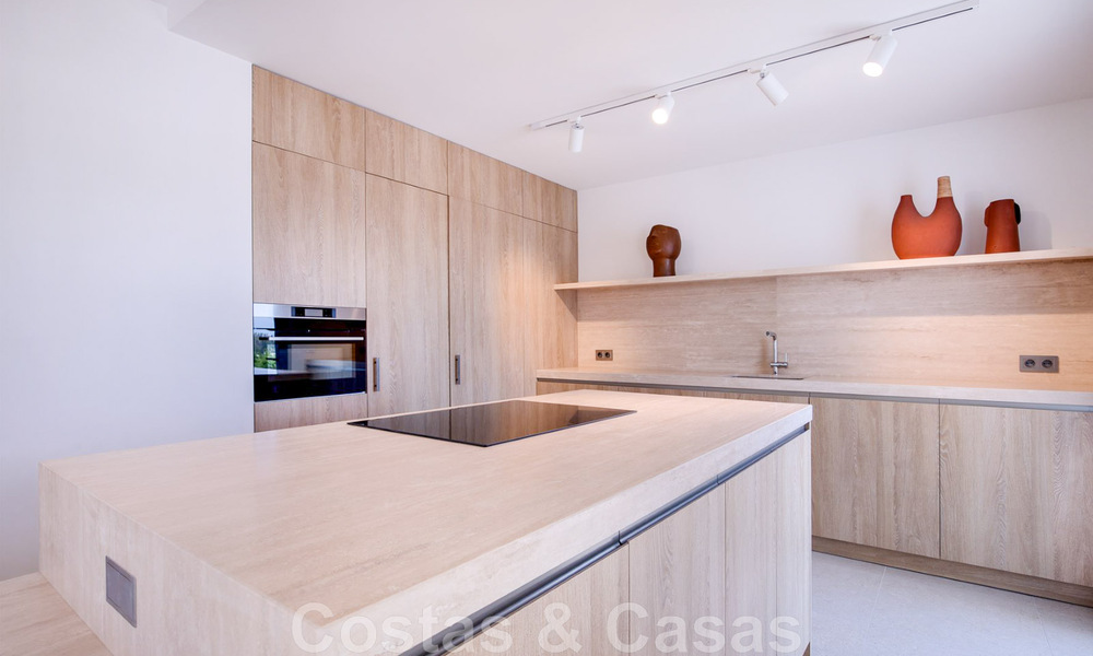 Se vende villa de estilo mediterráneo recientemente renovada, con vistas al mar, en una comunidad elevada y cerrada en Marbella - Benahavis 42893