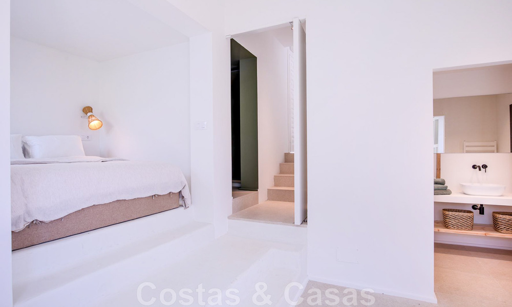 Se vende villa de estilo mediterráneo recientemente renovada, con vistas al mar, en una comunidad elevada y cerrada en Marbella - Benahavis 42897