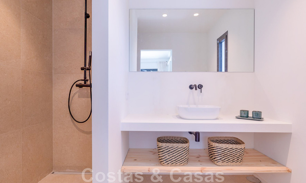 Se vende villa de estilo mediterráneo recientemente renovada, con vistas al mar, en una comunidad elevada y cerrada en Marbella - Benahavis 42898