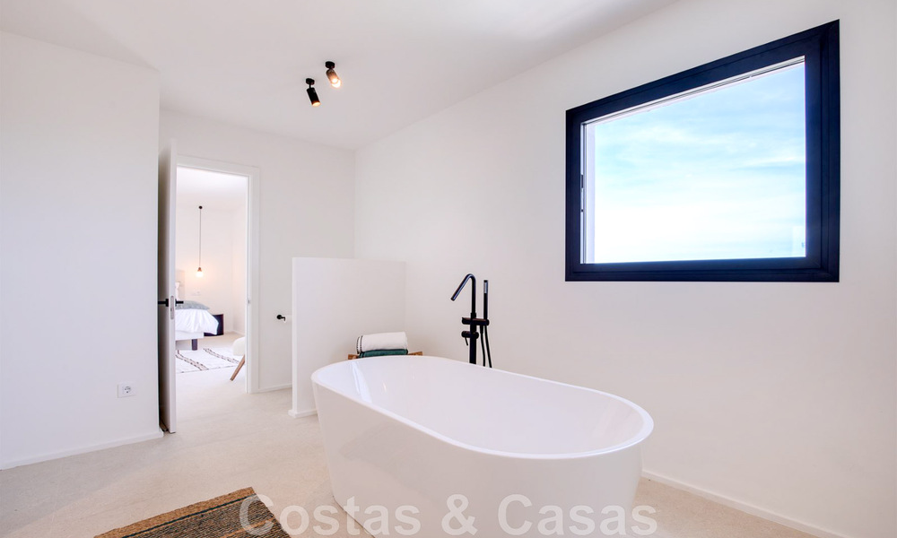 Se vende villa de estilo mediterráneo recientemente renovada, con vistas al mar, en una comunidad elevada y cerrada en Marbella - Benahavis 42899