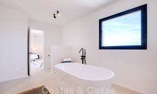 Se vende villa de estilo mediterráneo recientemente renovada, con vistas al mar, en una comunidad elevada y cerrada en Marbella - Benahavis 42899 